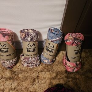 $75/4 $40/2 $25/1 Realtree Edge Velvet Throw